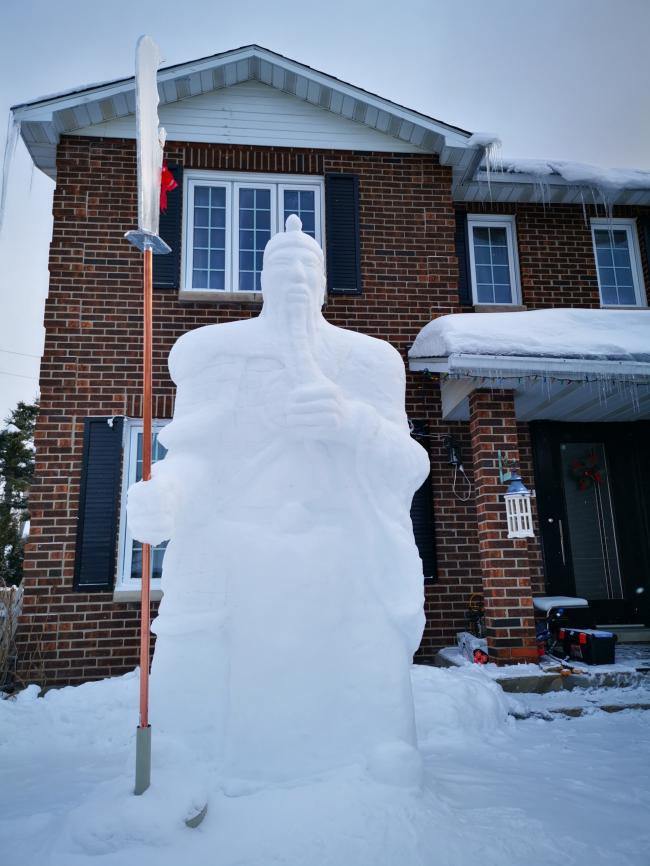加拿大华人门前筑雪雕：3米高关公 10米长中国龙