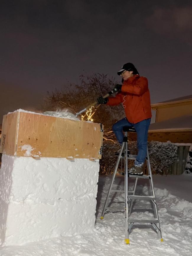 加拿大华人门前筑雪雕：3米高关公 10米长中国龙