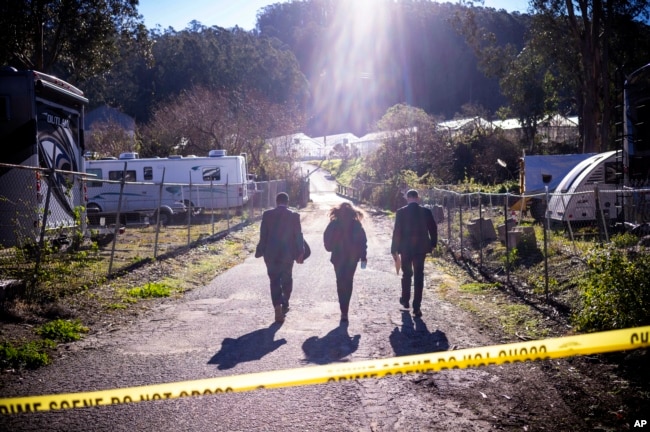 中情局特工走向加州半月湾枪击案凶嫌赵春利工作的农场。（2023年1月24日）