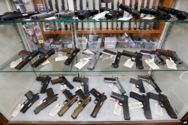 资料照：美国宾州纽卡斯尔市一家枪支商店陈设的半自动武器。（2020年3月25日）