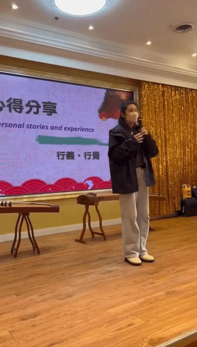 55岁王祖贤加拿大参加华人聚会 穿着朴素接地气