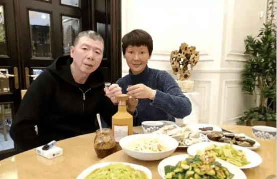 冯小刚在家喝小酒配青菜 55岁徐帆像他姐姐