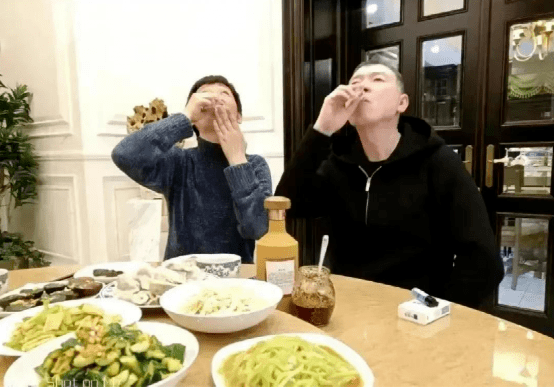 冯小刚在家喝小酒配青菜 55岁徐帆像他姐姐