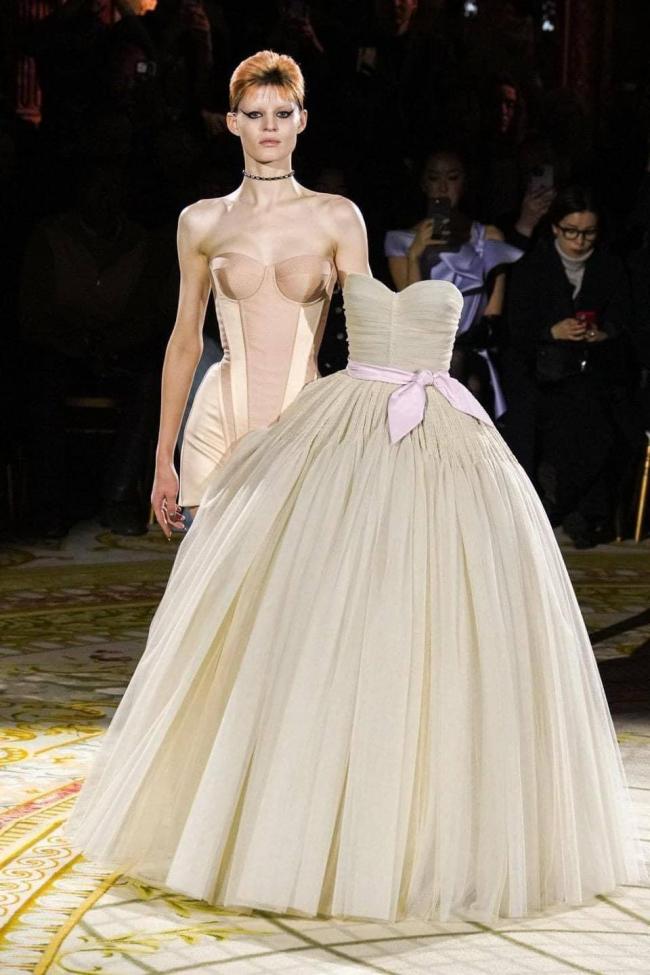 时装周模特儿把裙子横着穿画面超奇幻
