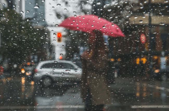 温哥华雨中随想：如果自己淋过雨，你会替别人撑把伞么？
