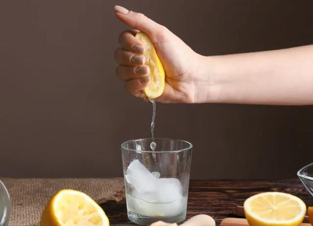 柠檬所含维生素C和钾能减少肌肉抽筋、加速损伤复原。取自Shutterstock
