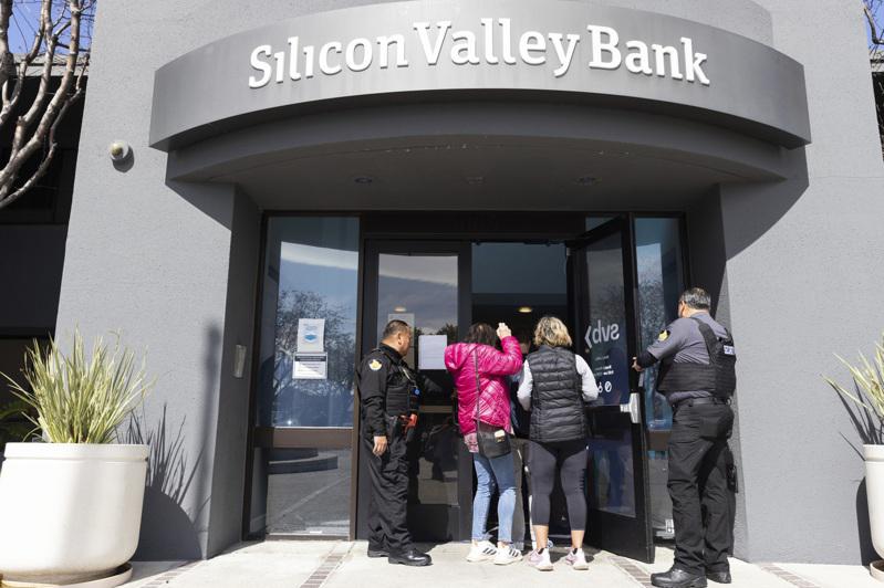 图为存户在硅谷银行总部排队等候处理他们的存款。(美联社)
