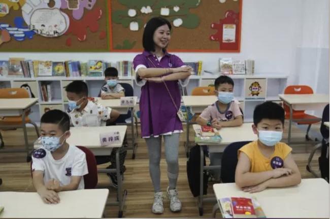 中国防疫新政：各级学校不再强制要求戴口罩