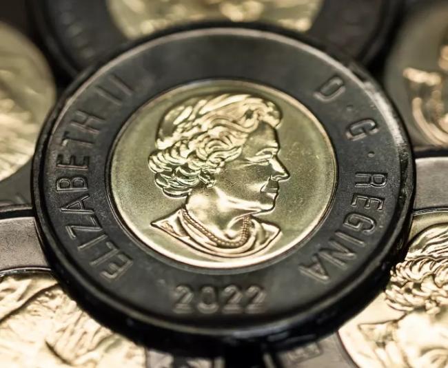 纪念女王黑色二元硬币受欢迎 温市排长队兑换