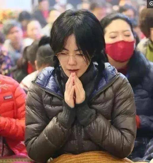 53岁王菲在福建寺庙祈福 多年信佛原因曝光