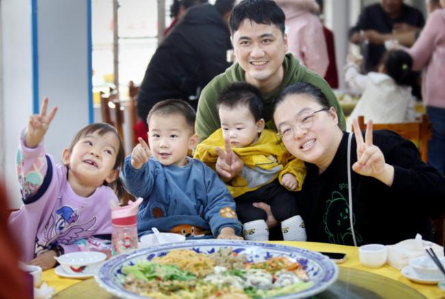 国际民调机构：中国人幸福感全球最高领先美日韩
