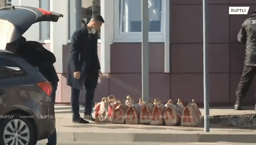 18袋KFC外賣到達習近平訪俄期間下榻的莫斯科陽光酒店。(截取自Ruptly影片)