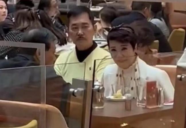 谢霆锋72岁母亲现身香港！与小11岁老公吃席