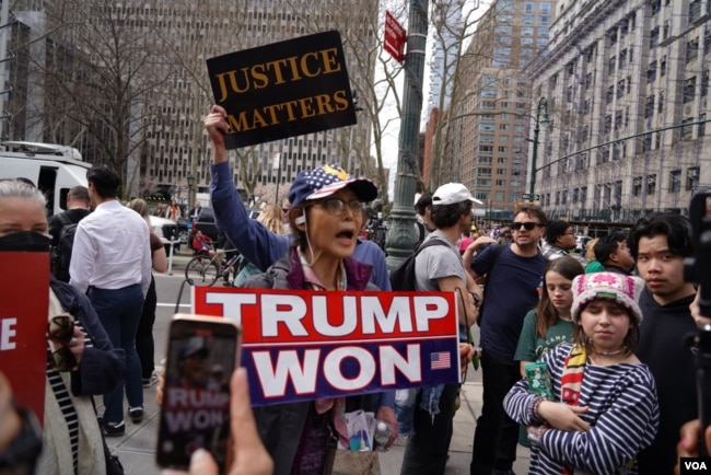 美国前总统特朗普的支持者在纽约法院外举牌支持特朗普。（2023年4月4日）