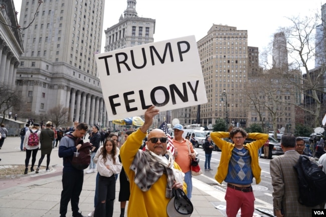美国前总统特朗普的反对者在纽约法院外举牌反对特朗普。（2023年4月4日）
