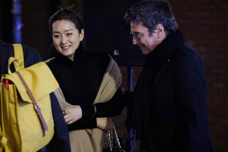 巩俐夫妇在北京红砖博物馆聆听马克宏的演讲。(Getty Images)