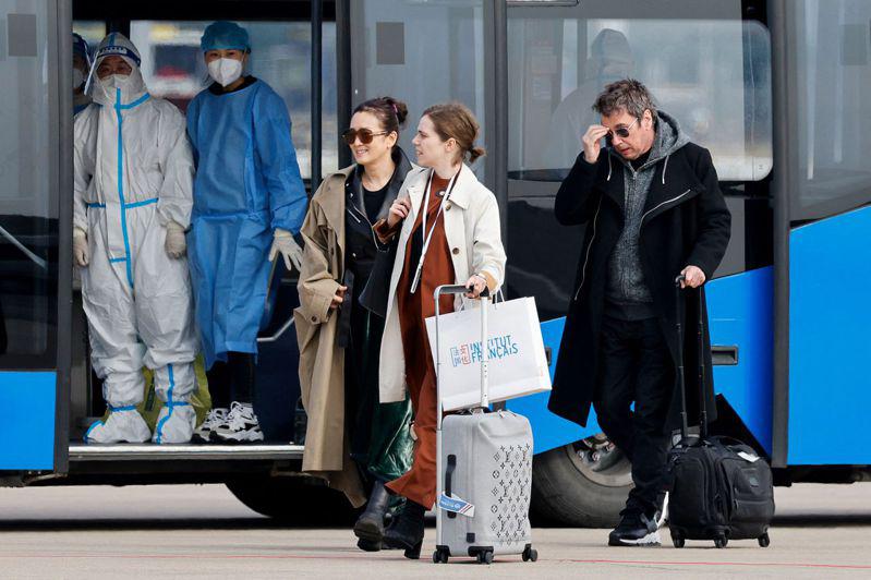 巩俐随马克宏从法国飞抵北京。(Getty Images)