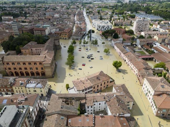遭百年来最严重洪灾 41城镇淹没 2万人紧急撤离