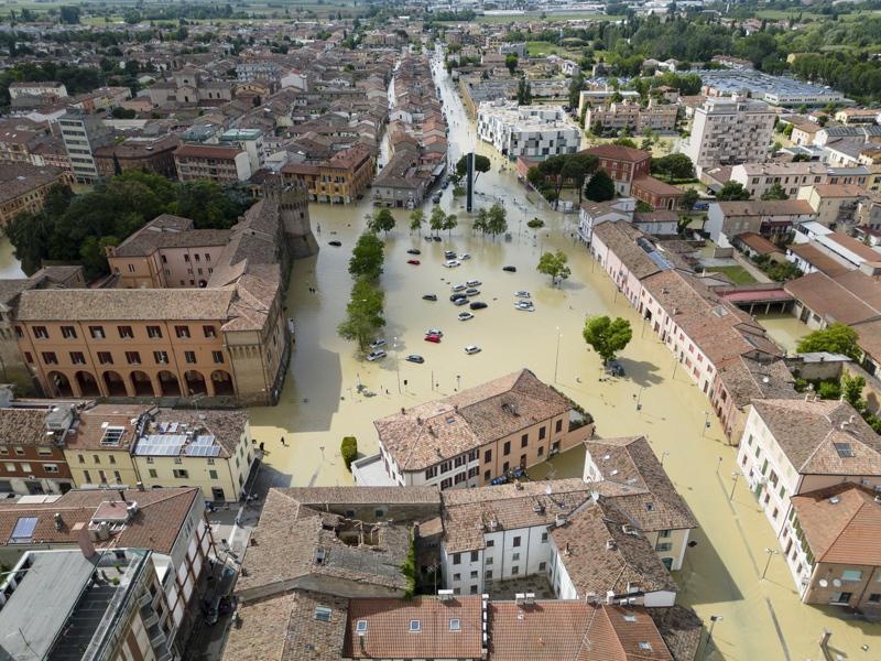 義大利東北部近日遭逢百年來最嚴重洪災，截至18日晚間，已導致13人死亡，估計2萬人無家可歸。（歐新社）