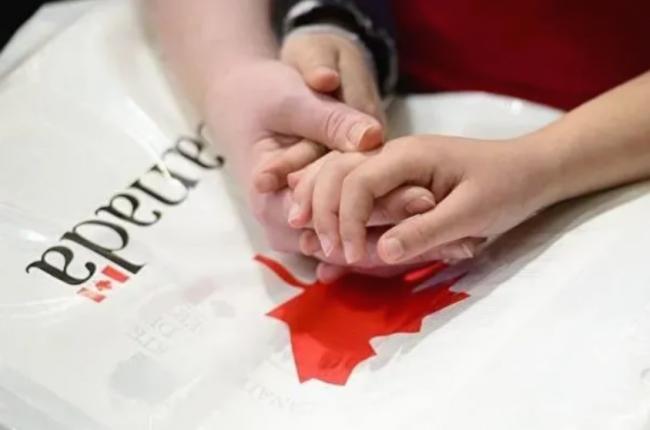 加拿大移民部宣布家庭团聚新政 移民大省将改革