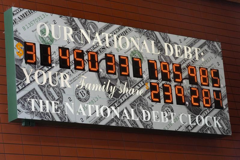 共和党同意提高国债限制为期两年。图为纽约市曼哈顿25日国债显示钟，数字超过31....