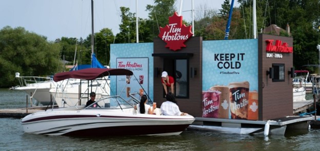 Tim Hortons首推水上得来速服务 免费送夏日冷饮