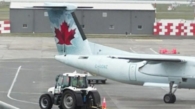 温哥华机场两架飞机相撞 乘客目睹机翼碎片堕地