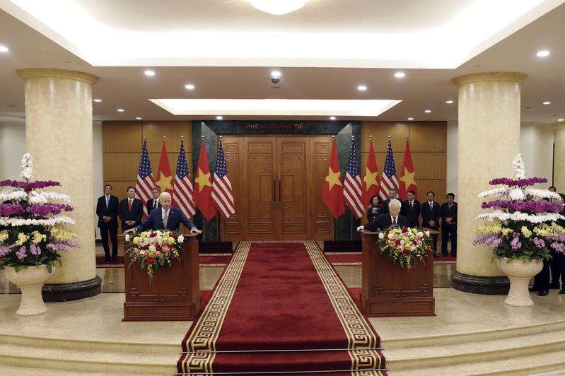 拜登总统(左)与和越共总书记阮富仲召开记者会。(欧新社)