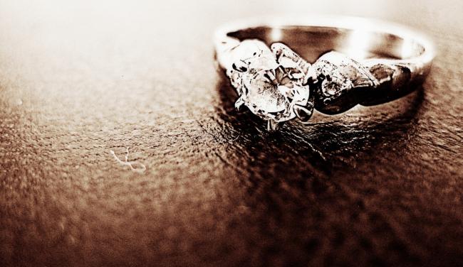 加国女子怒了：价值9.8万钻石寄售珠宝店后消失
