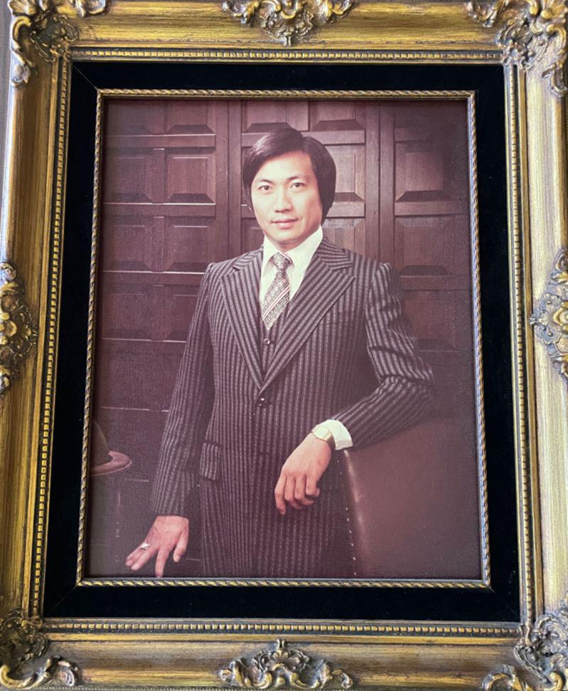 刘树义还保留著当年挂在自己公司大楼的框裱相片。（受访人提供）