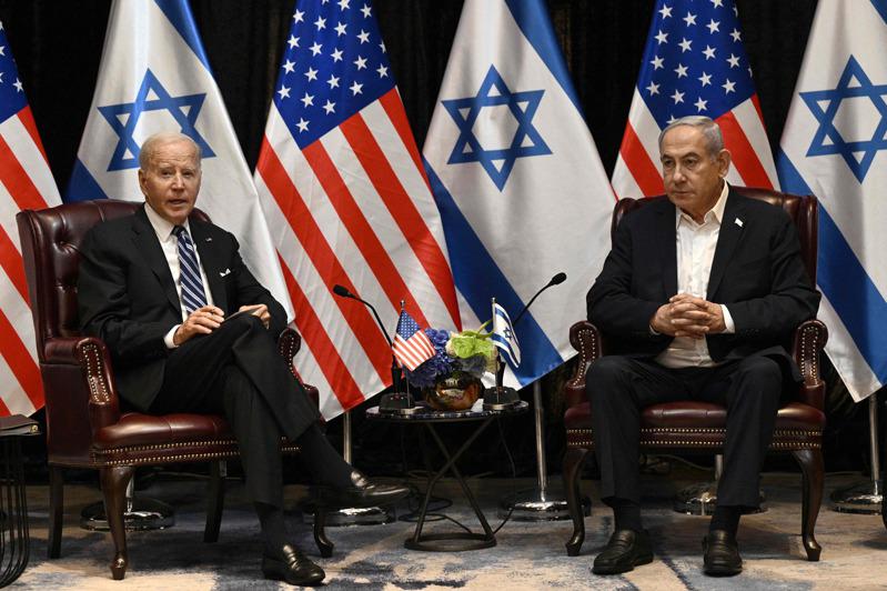 图为拜登总统18日在特拉维夫参加以色列战时内阁会议时与以色列总理的谈话。Gett...