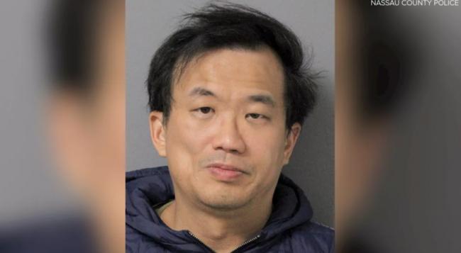 华裔男子对6岁孩子拔枪指头，之后被捕了