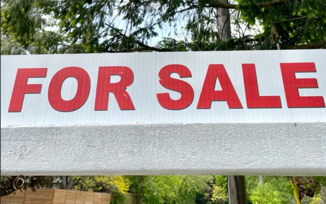 房价开始暴跌：大批房主被迫卖房！这著名楼盘也濒临破产，1700套房已售出大量