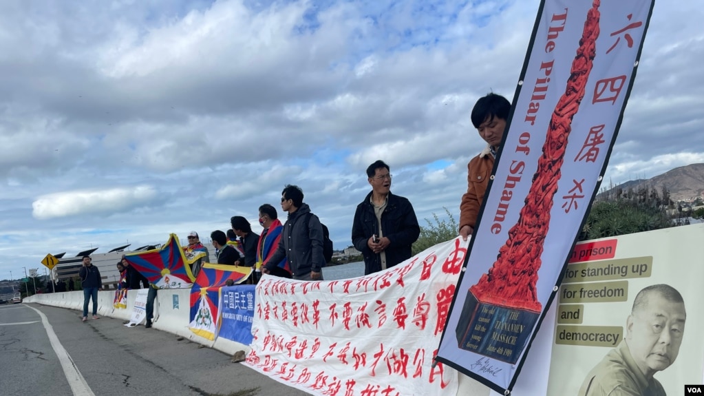 在旧金山机场附近抗议习近平的中国民运人权人士以及西藏、新疆、香港独立运动人士组成的抗议人群。
