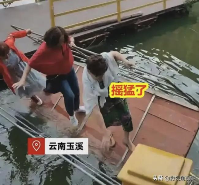 尴尬：中国游客乱动拍照 屡劝不听！打翻一船人