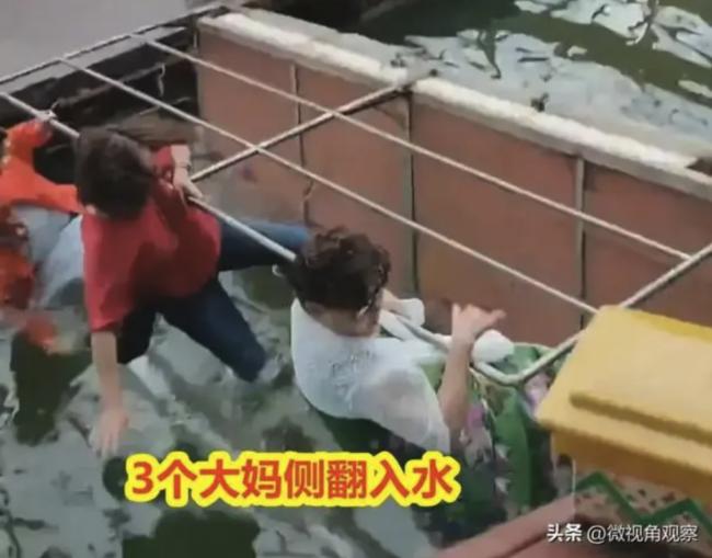 尴尬：中国游客乱动拍照 屡劝不听！打翻一船人