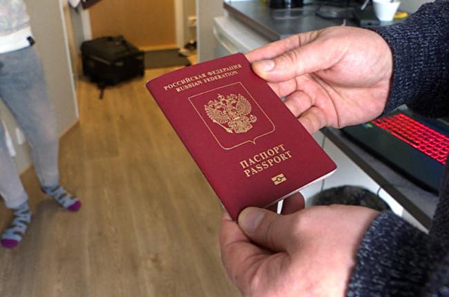 新规：被禁出国的俄罗斯人须在五天内交出护照