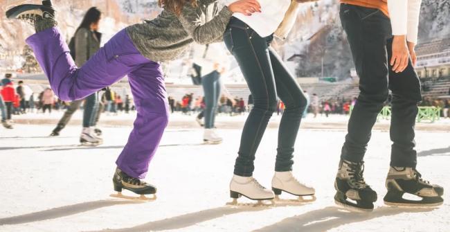 写一写大温滑冰场上的孩子及他们的贴心家长