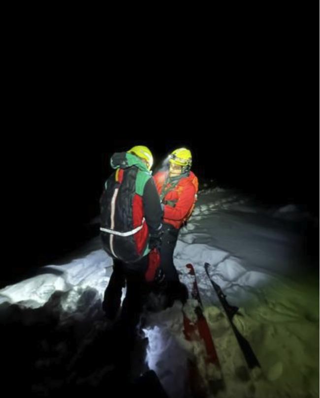 北岸搜救队连夜救出两名受困于黑梳山滑雪客