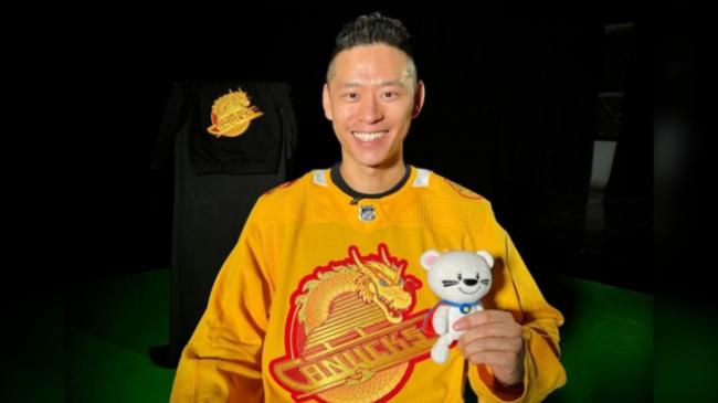 华裔小伙连续三年为加冰球队设计球衣 一天抢光