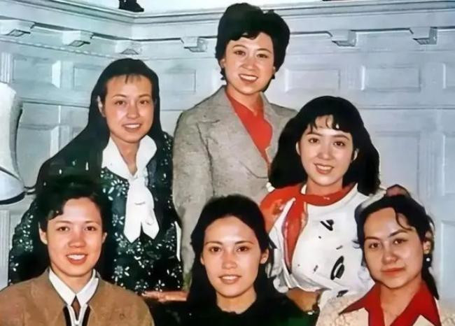老照片：80年代一群影后们的合影 有刘晓庆龚雪