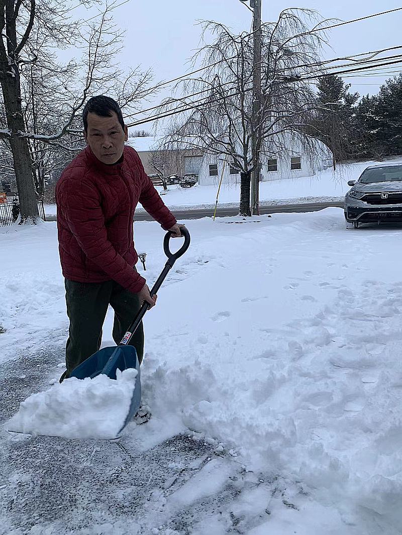 潘孝春生前在美国铲雪照片。(亲友提供)