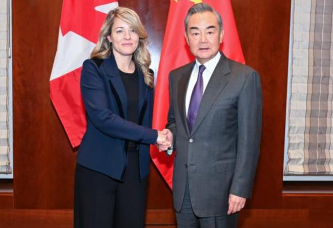 中国外长王毅会见加拿大外长：中加不是敌人