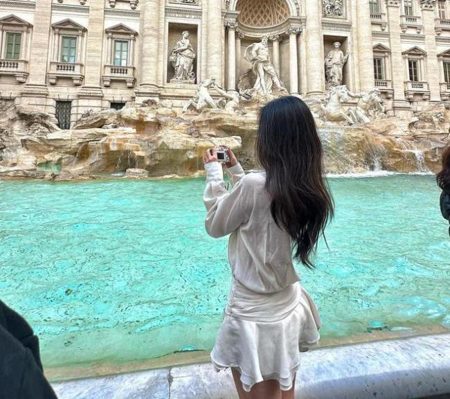 17岁李嫣穿着短裙在意大利度假 身材变化比较大