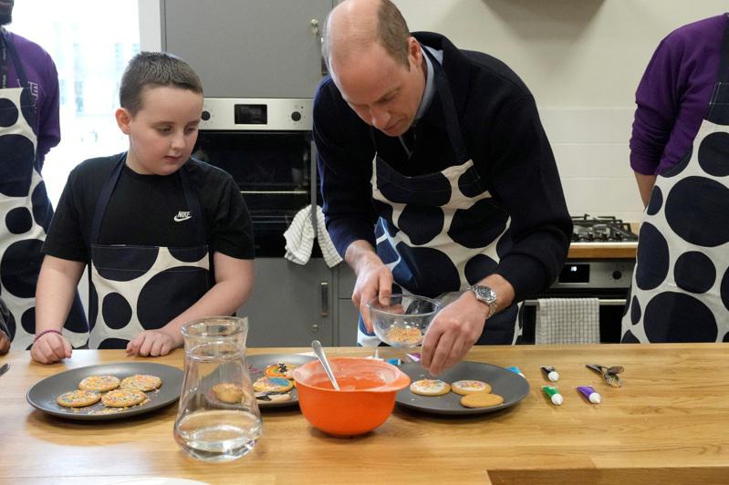 英国威廉王子现身伦敦一家青少年活动中心，与孩子们一起做饼干时提到凯特王妃，他称赞...