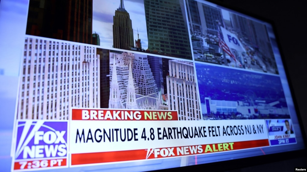 美国福克斯电视台正在播报纽约市4月5日发生4.8级地震的新闻报道。
