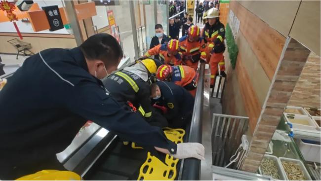 上海一女子乘自动扶梯上楼,半个身子突然被卷入