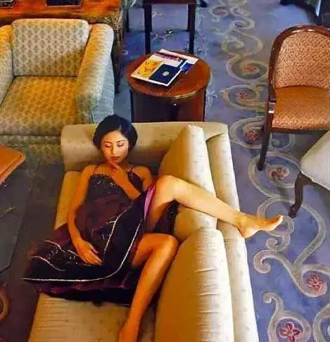 20多年前陈红在陈凯歌家拍照 她这样躺在沙发上