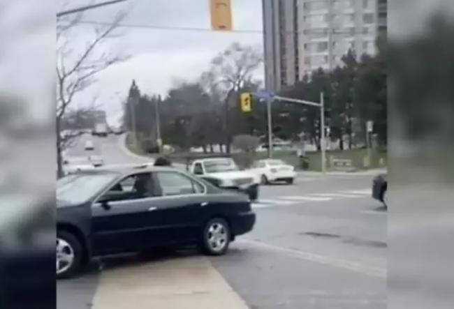 震惊：加拿大好心人街头帮忙 转眼车就被盗了…