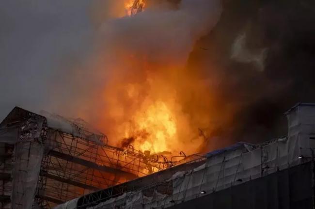 突发:哥本哈根旧证券交易所大火 标志性尖塔倒塌